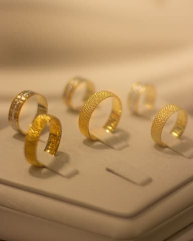 Bague or 18 carats avec petit saphir