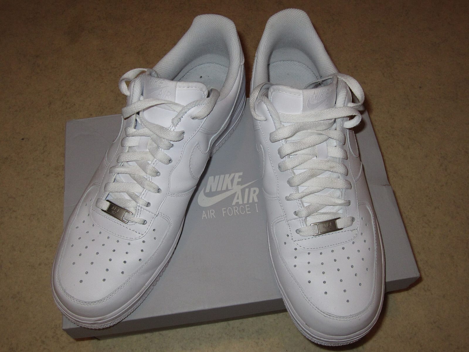 Baskets en cuir blanc, pointure 43, portées trois fois — photo 1 sur 2