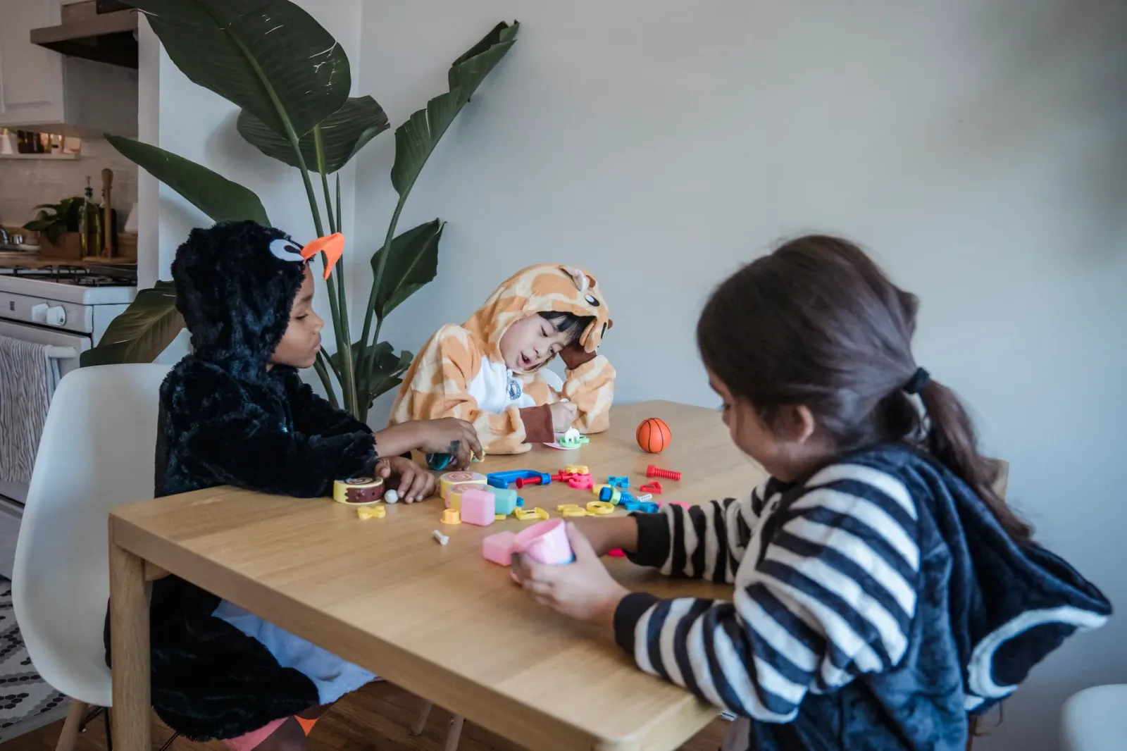 Playmobil (lot), maison, château, véhicules, plus de 40 personnages — photo 1 sur 3