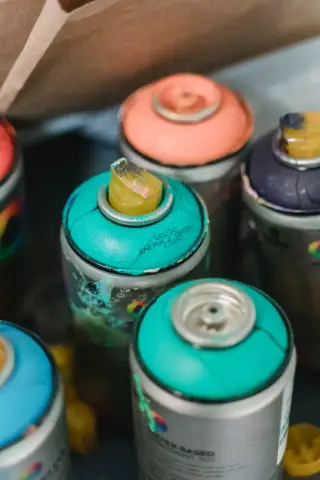 Lot de peinture, entamé