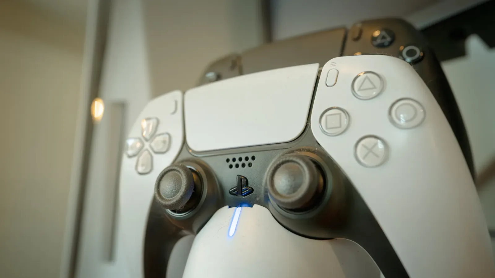 PlayStation 5 édition standard + 1 manette — photo 1 sur 3