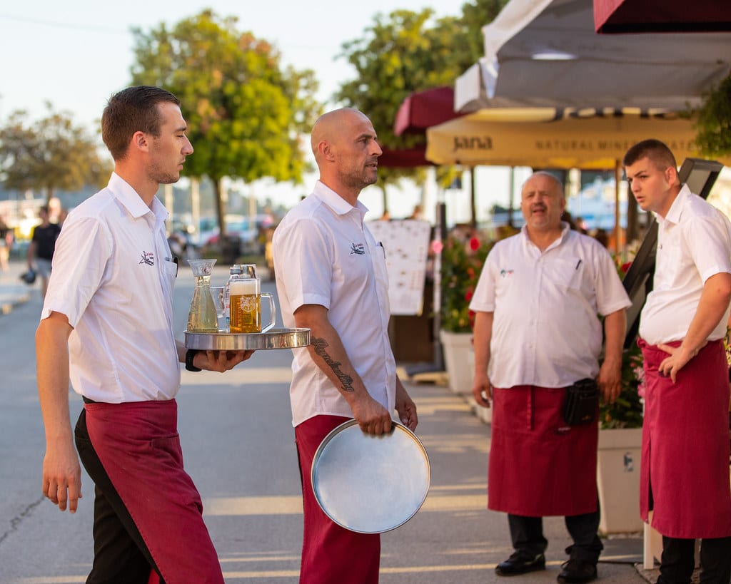 Serveur ou serveuse extra week-ends, Marseille Vieux-Port — photo 1 sur 3