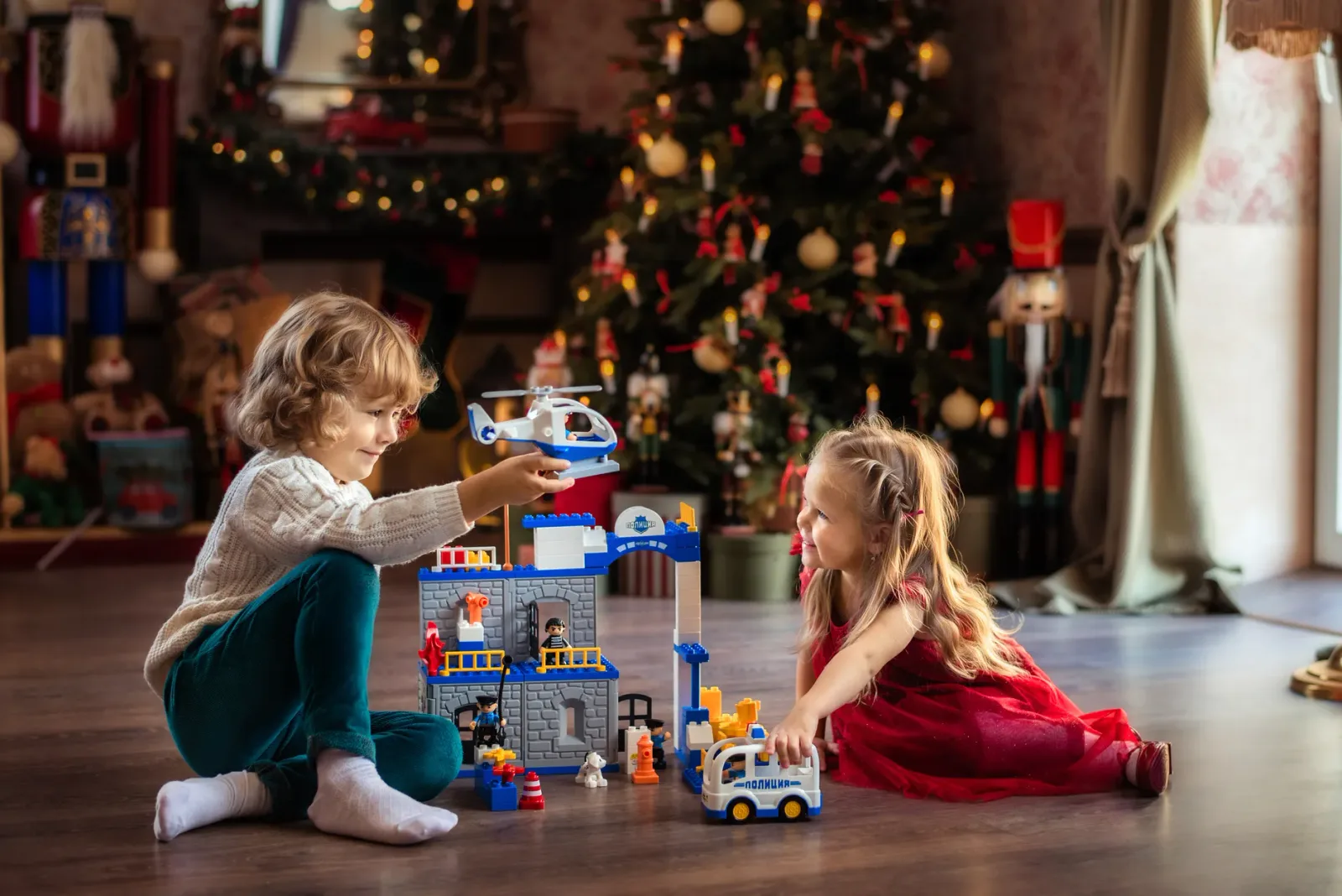 Playmobil (lot), maison, château, véhicules, plus de 40 personnages — photo 1 sur 3