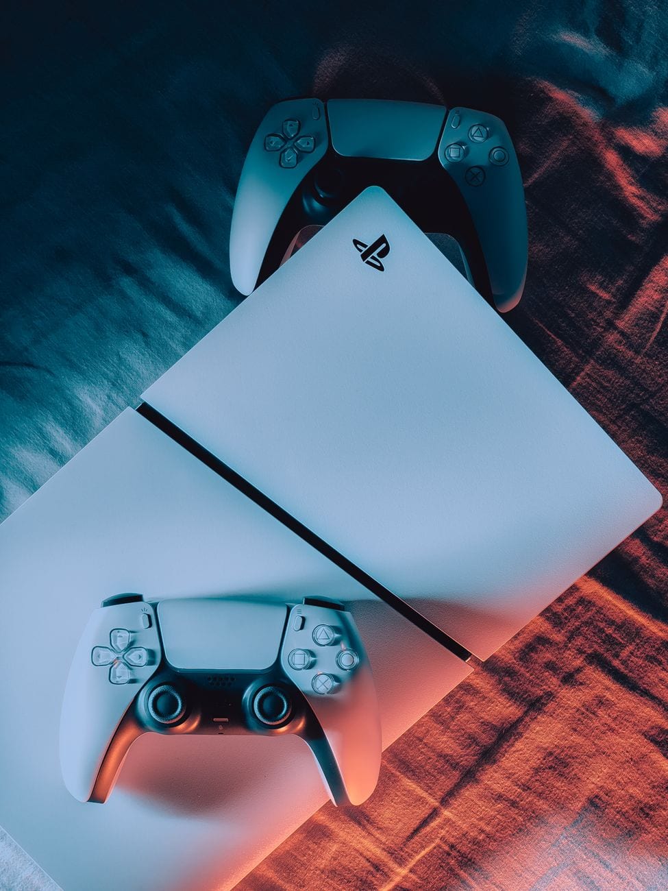 PlayStation 5 édition standard + 2 manettes — photo 1 sur 2