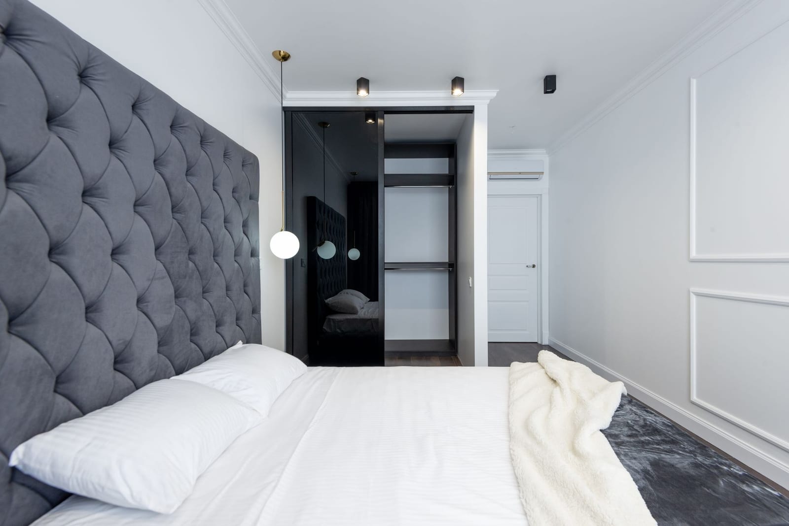 Armoire 100 × 190 cm bois noir — photo 1 sur 3