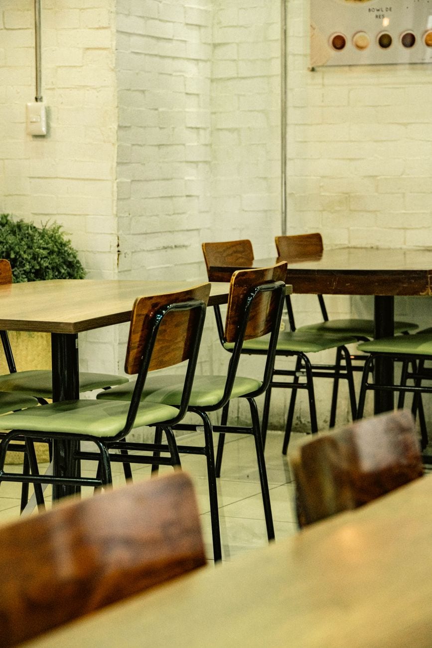 Lot de 20 chaises et 6 tables professionnel Bolero — photo 1 sur 4