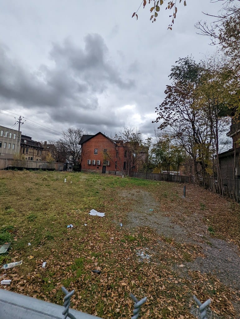 Terrain constructible 620 m² viabilisé, proche Rennes — photo 1 sur 3