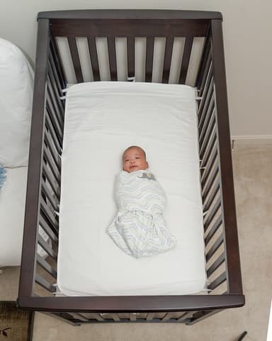 Lit bébé évolutif en bois avec matelas