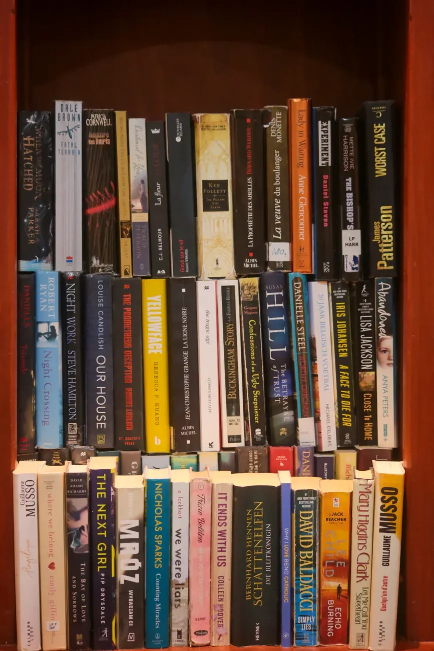 Lot de 8 romans de science-fiction, Bernard Werber, Frank Herbert, Ursula Le Guin — photo 1 sur 3